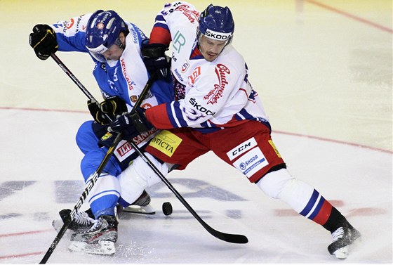 eský reprezentant Luká Krajíek (v bílém) se v KHL blýskl tymi body