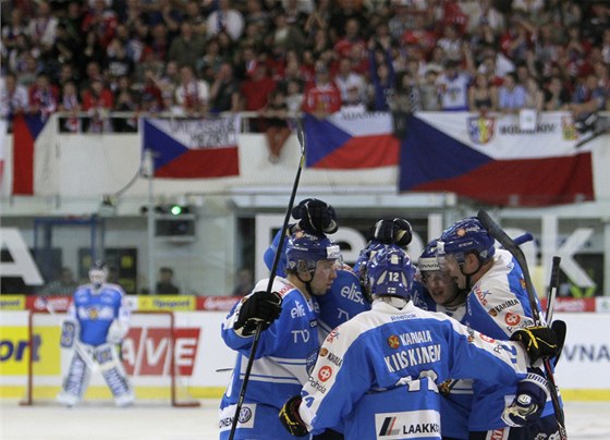 FINSKÁ RADOST. Fintí hokejisté se radují ze vsteleného gólu.