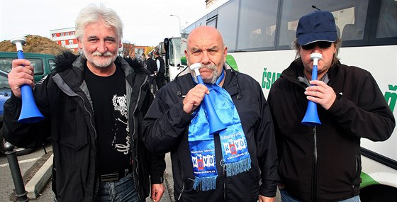Odboráři z Plzně odjíždějí na demonstraci do Prahy.