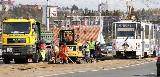 Kvli opravám dilataních spár na most generála Pattona nabírají tramvajové