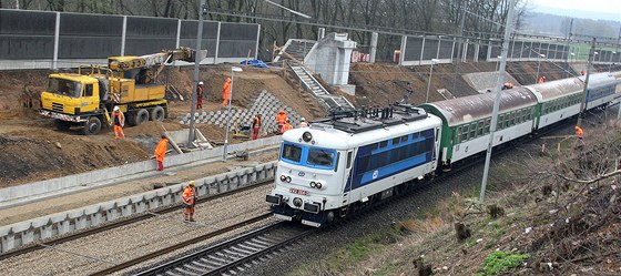 Až na 100 kilometrů v hodině by se mohla zvýšit rychlost mezi Havlíčkovým Brodem a Okrouhlicí. Právě tam vlaky zatím mohou nejvíce sedmdesátkou. Ilustrační foto.