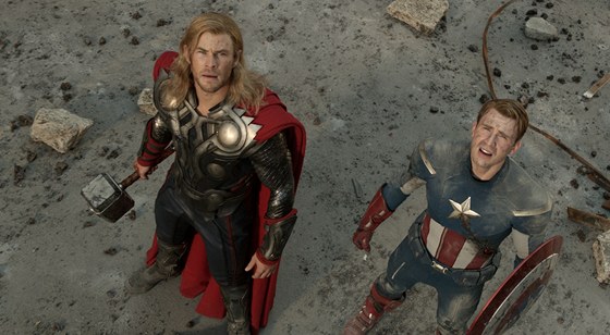 Kapitán Amerika a Thor stojí spolen na bojiti.