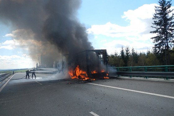 Požár kamionu komplikuje dopravu na hranicích středních a jižních Čech. (Ilustrační foto)