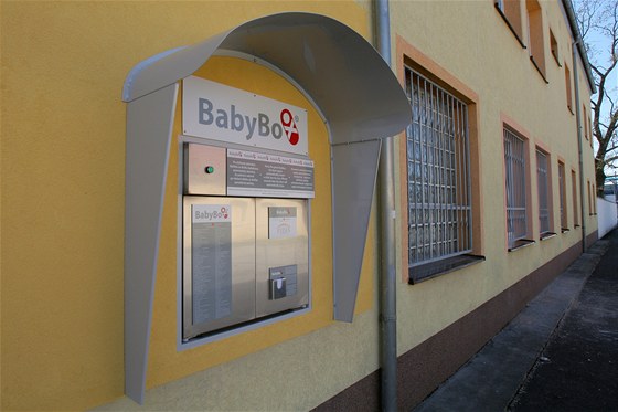 Na zdi nemocnice Milosrdných bratí v Brn je nový babybox. (Ilustraní snímek)