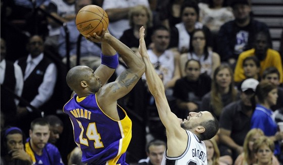 Kobe Bryant z LA Lakers stílí pes Manu Ginóbiliho ze San Antonia.