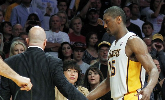 Metta World Peace z LA Lakers odchází pedasn do atny, z utkání s Oklahoma