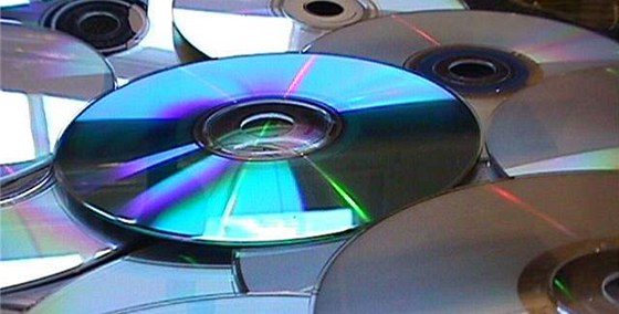 Policie zabavila na ústeckém gymnáziu stovku údajn nelegáln kopírovacích CD. Ilustraní foto.