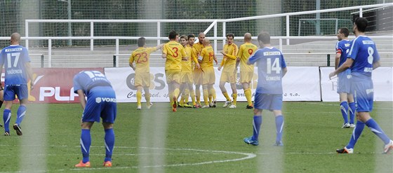 Fotbalisté Dukla (ve lutém) se radují, ostravftí hrái zpytují svdomí; Dukla na Julisce letos v dubnu Ostravu porazila 4:1!