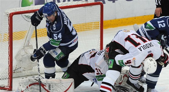 KDE JE PUK? Martin koula pomáhá ve finále play-off KHL Omsku v obran proti