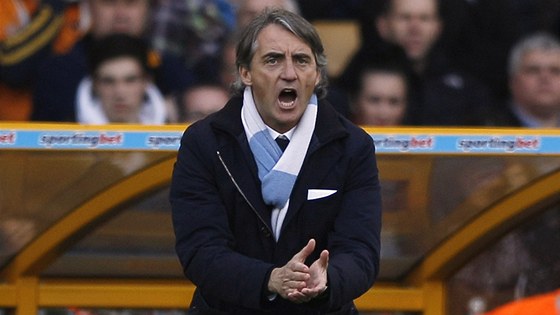 Trenér Roberto Mancini se zlobil na rozhodího, e ped gólovou akcí neodpískal faul.