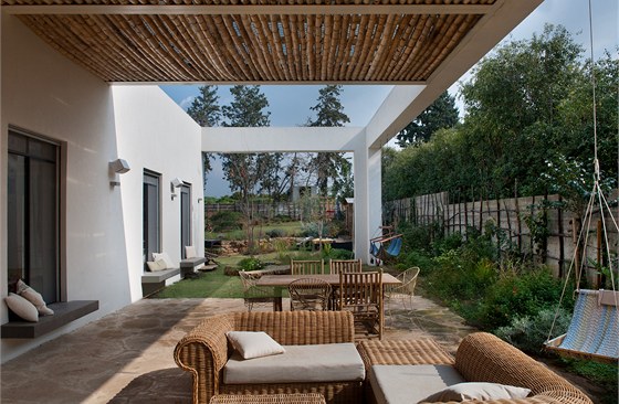 Nadasový proutný nábytek na terase domu je z designérské dílny Artan Betonada.