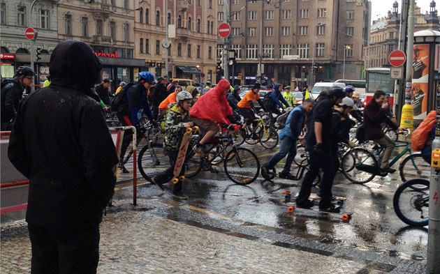 Cyklojízdy se zúčastnily tisíce lidí na kolech.