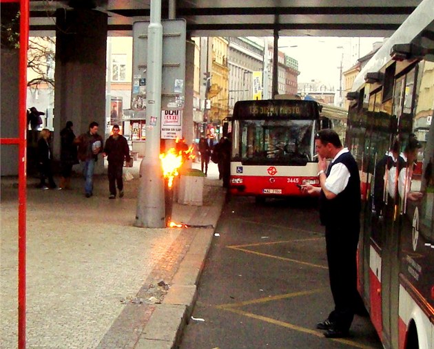 Na Florenci hořelo. Řidič autobusu si zapálil a zavolal hasiče - Metro.cz