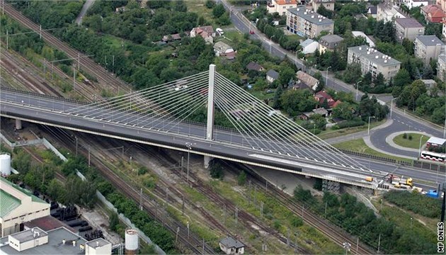Auta by se na most m�la vrátit v ned�li po p�lnoci