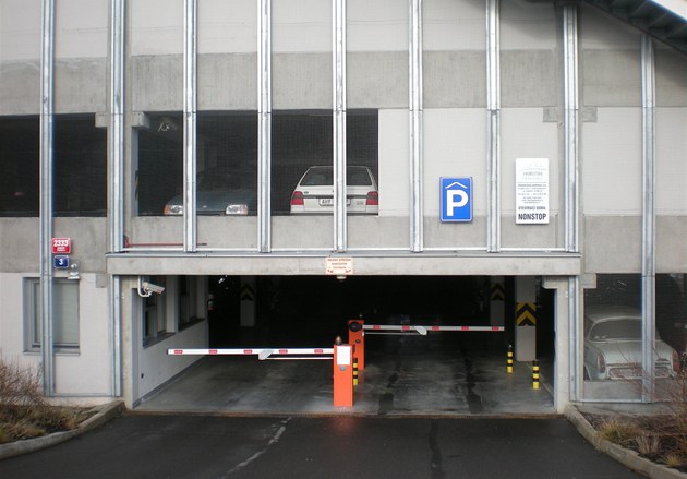 Parkovat mohou lidé napíklad v garáích Vojtíkova.