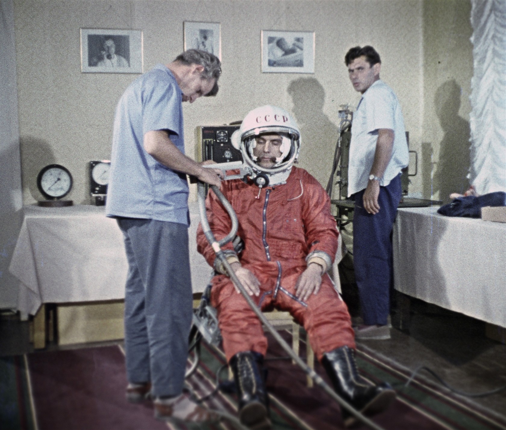 Vladimir Komarov jako náhradník pro let Vostoku p�i oblékání skafandru na...