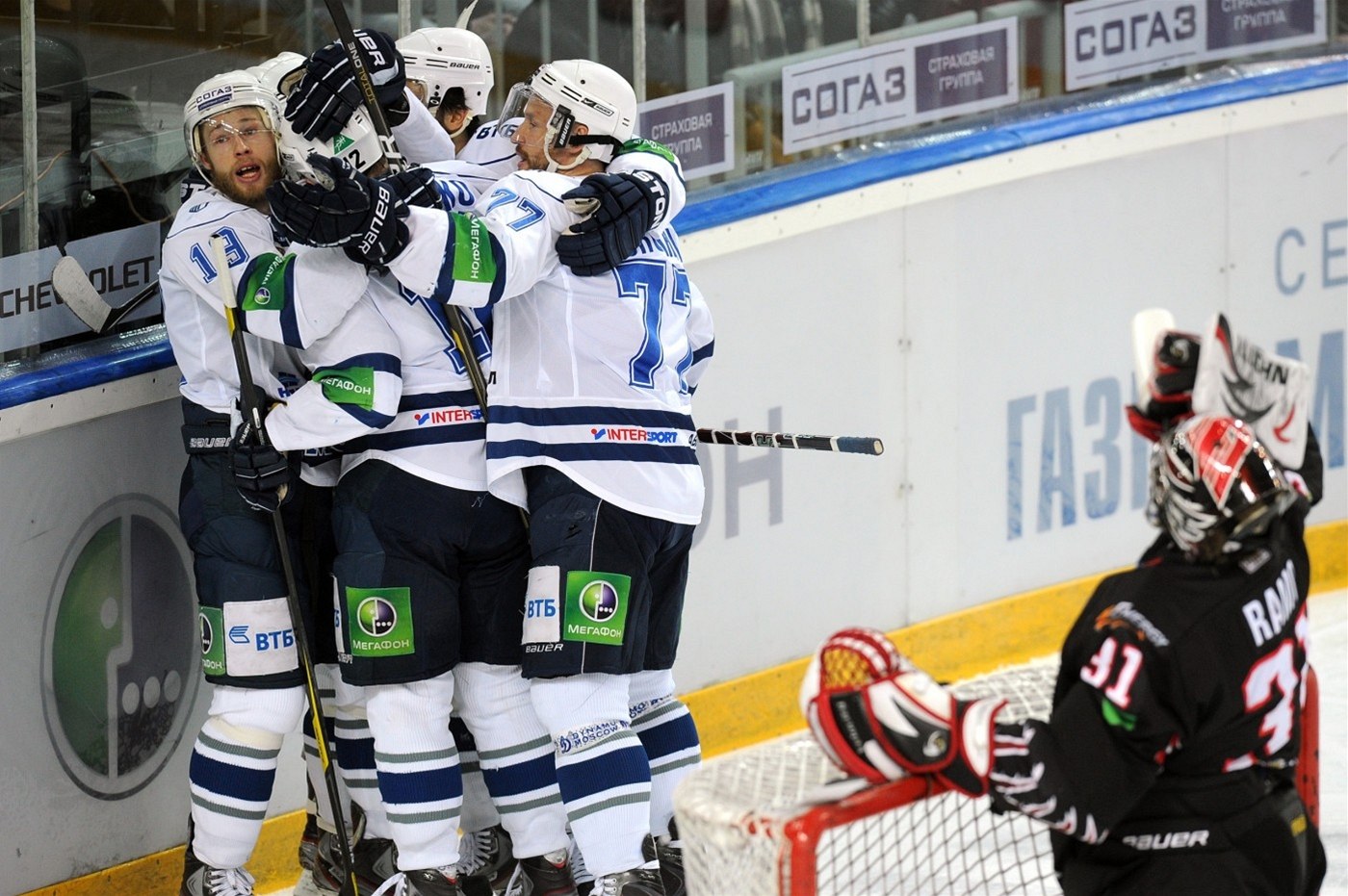 Hokejisté Dynama Moskva se radují z gólu v utkání proti Omsku. 