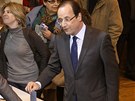 Socialista Francois Hollande hlasuje v prezidentských volbách. (22. dubna 2012)