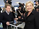 Kandidátka nacionalist Marine Le Penová hlasuje v prezidentských volbách. (22.