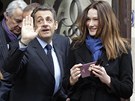 Francouzský prezident Nicolas Sarkozy odchází z volební místnosti v Paíi....