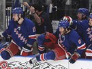Hokejisté NY Rangers skáou ze stídaky na led a mou slavit. Rozhodující