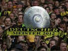 JASNÝ VZKAZ. Fanouci Borussie Dortmund dávají svým milákm najevo, e od nich