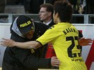 VÝBORN! ini Kagawa, japonský fotbalista Dortmundu, slaví s trenérem Jürgenem