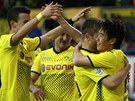 LUTÝ JÁSOT. Fotbalisté Dortmundu se objímají po gólu iniho Kagawy (vpravo).