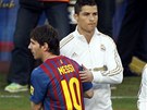 POZDRAV MEGAHVZD. Lionel Messi a Cristiano Ronaldo (vpravo) se zdraví ped...