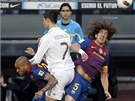VZDUNÝ SOUBOJ. Cristiano Ronaldo z Realu Madrid jich s barcelonským Carlesem...