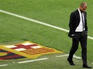 SMUTNÝ A SÁM. Pep Guardiola, trenér Barcelony, se svenou hlavou pechází po...