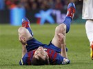 NA ZÁDECH. V tém erotické pozici se ocitl Lionel Messi, tahoun fotbalové...