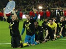 MISTROVSKÝ HAD. Fotbalisté Borussie Dortmund slaví s replikou poháru zisk