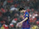 ODCHOD V DETI. Lionel Messi opoutí trávník po prvním poloase, který jeho...