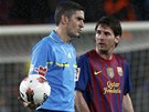 TAM BYL FAUL. Lionel Messi diskutuje s rozhodím Albertem Undianem.