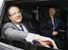 Francois Hollande pijídí se svou drukou Valerií Trierweilerovou k volební