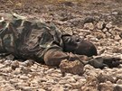 Mrtví jihosúdántí vojáci leí u silnice po bombardování msta Bentiu