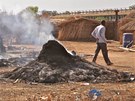 Vypálené chatre po bombardování msta Bentiu v Jiním Súdánu (14. dubna 2012).