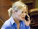 Kateina Klasnová telefonuje pi jednání Poslanecké snmovny (24. dubna 2012).