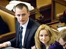 Poslanci Viktor Paggio a Jana Suchá pi jednání Snmovny (24. dubna 2012)