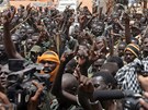 Súdántí vojáci poslouchají projev prezidenta Umar al-Baíra ve mst Heglig