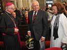 Od biskupa Lobkowicze dostal píhodný dárek - karton piva Lobkowicz. (25. dubna...