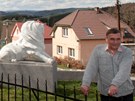 Krásná Hora se stala mstem. Starosta Pavel Spilka  pózuje ped pomníkem letc.