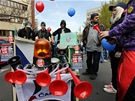 Vuvuzely, houkaky, plakáty, balonky... Úastníci odboráské demonstrace v
