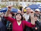 Odborái bhem demonstrace Stop vlád na Václavském námstí v Praze. (21. dubna