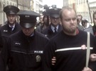Policie odvádí idie Romana Smetanu, kterého zadrela bhem demonstrace Stop