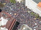 Letecký zábr na odboráskou demonstraci Stop vlád v Praze (21. dubna 2012)