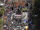 Letecký zábr na odboráskou demonstraci Stop vlád v centru Prahy (21. dubna...