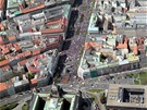Letecký zábr na odboráskou demonstraci Stop vlád v centru Prahy (21. dubna...