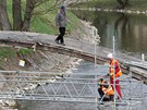 Dlníci pracují na oprav mostu U Ján pes eku Jihlavu.
